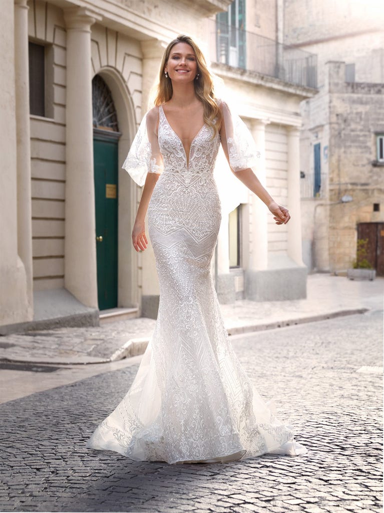 Charming mermaid dress in tulle and chantilly lace. The soft, tulle voile sleeves float like wings!