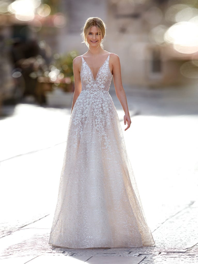 Sofisticado vestido en mikado con la sobrefalda más fabulosa en voile de tul y encaje macro. ¡La magia de la elegancia!