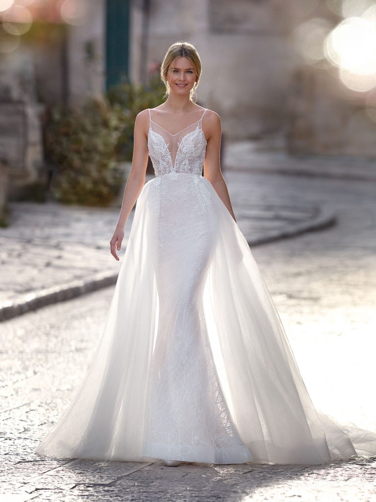 Charming mermaid dress in tulle and chantilly lace. The soft, tulle voile sleeves float like wings!