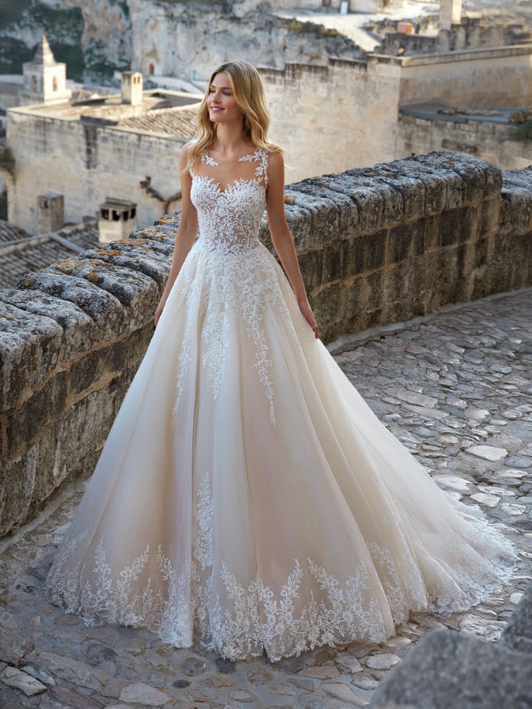 Tulle wedding dress with sleeveless bodice and sweetheart neckline. The embroidered lace creates a fabulous 3D effect, and the removable sleeves will look perfect during the ceremony.