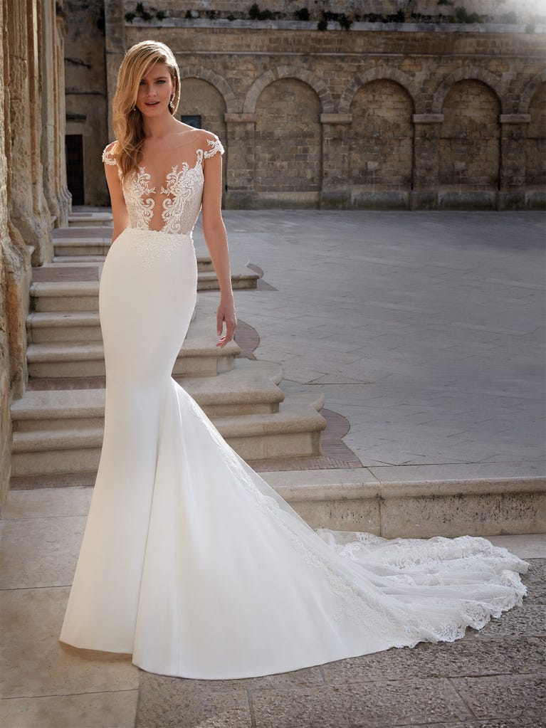 Charming mermaid dress in tulle and chantilly lace. The soft, tulle voile sleeves float like wings!