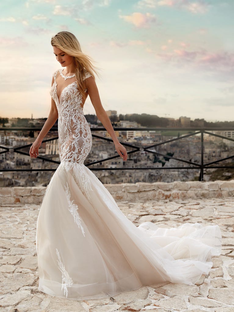 Charming mermaid dress in tulle and chantilly lace. The soft, tulle voile sleeves float like wings!