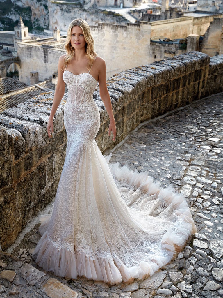 Charming mermaid dress in tulle and chantilly lace. The soft, tulle voile sleeves float like wings!