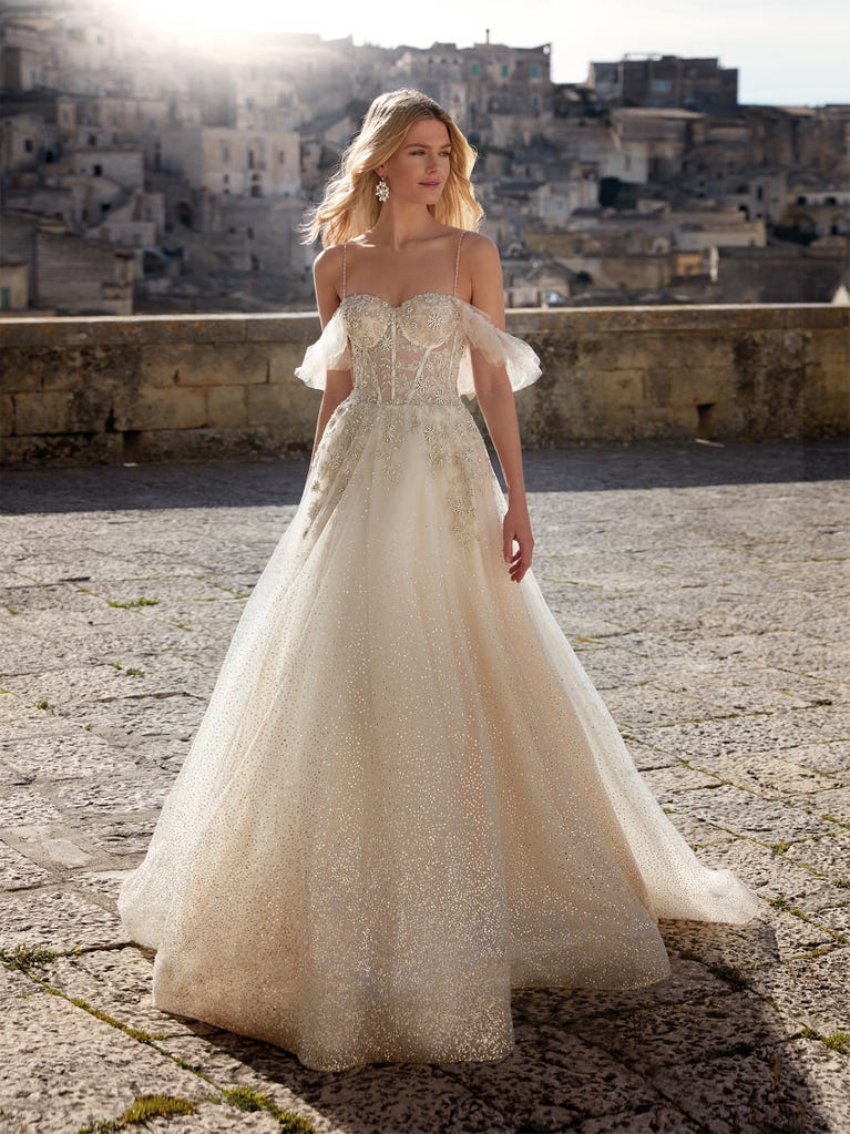Sofisticado vestido en mikado con la sobrefalda más fabulosa en voile de tul y encaje macro. ¡La magia de la elegancia!