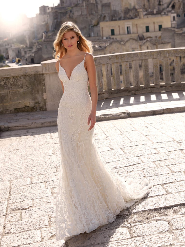 Charming mermaid dress in tulle and chantilly lace. The soft, tulle voile sleeves float like wings!