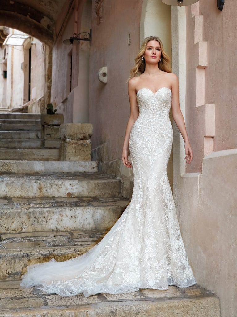 Charming mermaid dress in tulle and chantilly lace. The soft, tulle voile sleeves float like wings!