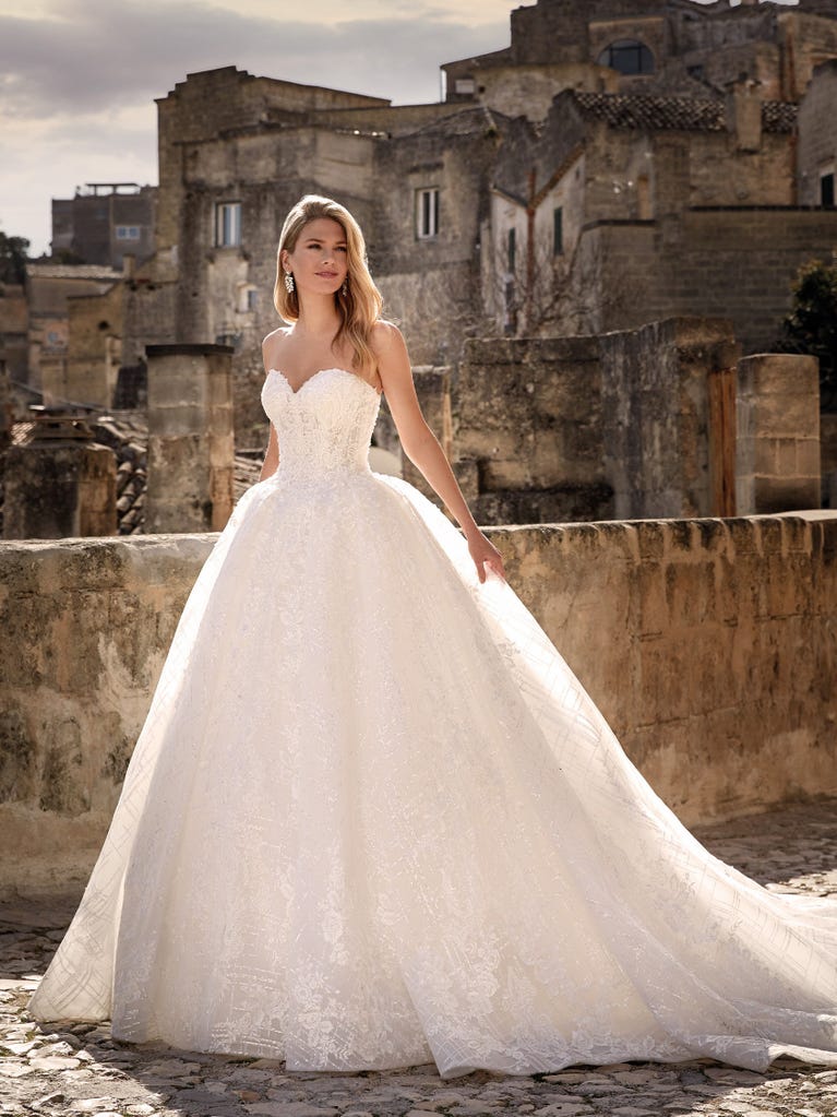 Tulle wedding dress with sleeveless bodice and sweetheart neckline. The embroidered lace creates a fabulous 3D effect, and the removable sleeves will look perfect during the ceremony.