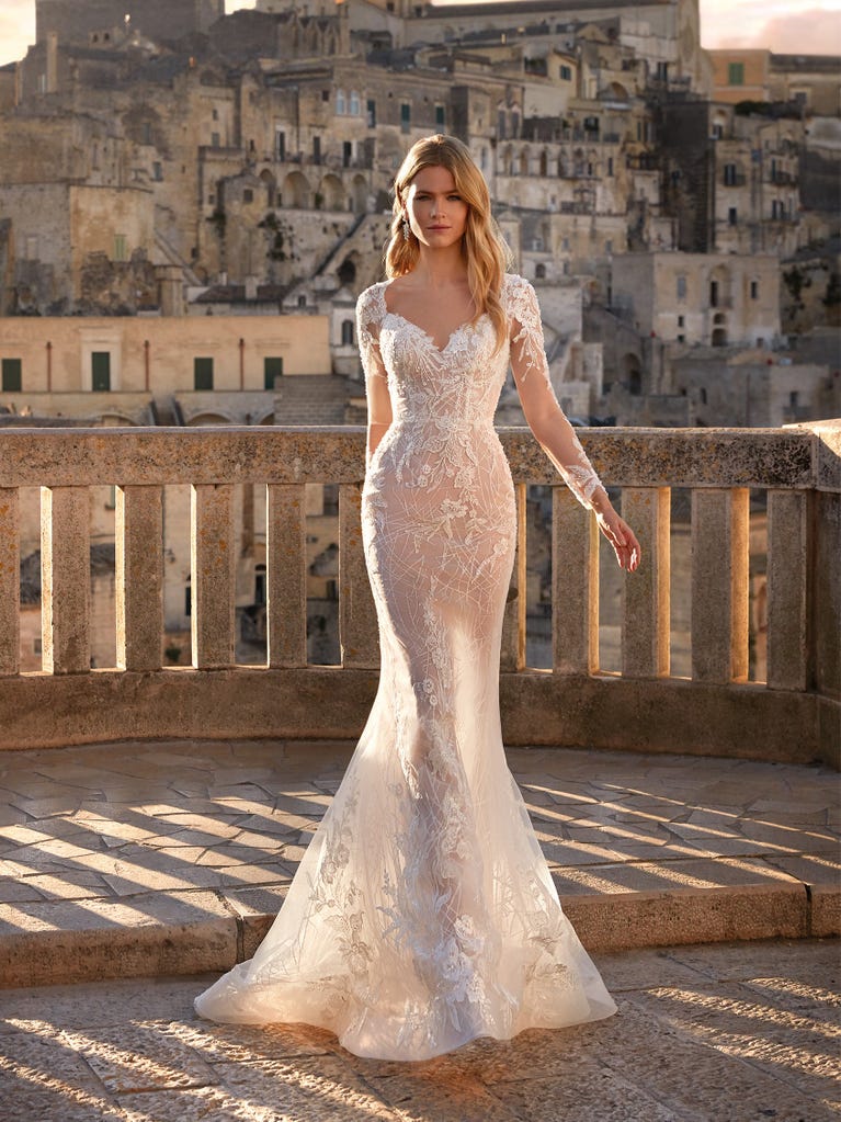 Charming mermaid dress in tulle and chantilly lace. The soft, tulle voile sleeves float like wings!