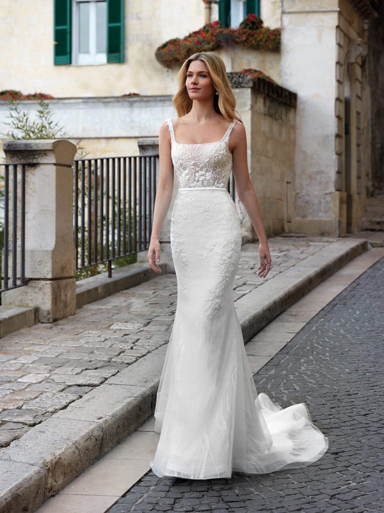 Charming mermaid dress in tulle and chantilly lace. The soft, tulle voile sleeves float like wings!