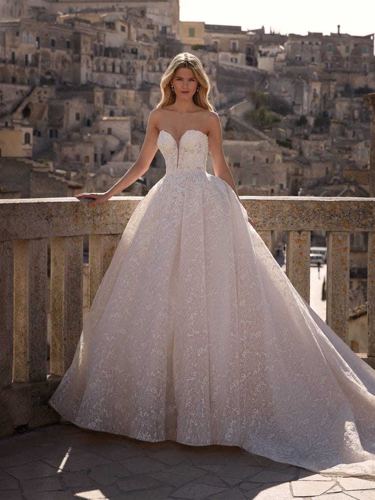 Tulle wedding dress with sleeveless bodice and sweetheart neckline. The embroidered lace creates a fabulous 3D effect, and the removable sleeves will look perfect during the ceremony.