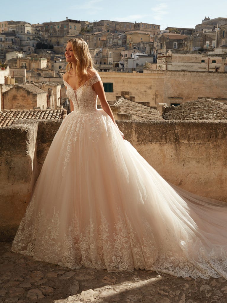 Tulle wedding dress with sleeveless bodice and sweetheart neckline. The embroidered lace creates a fabulous 3D effect, and the removable sleeves will look perfect during the ceremony.