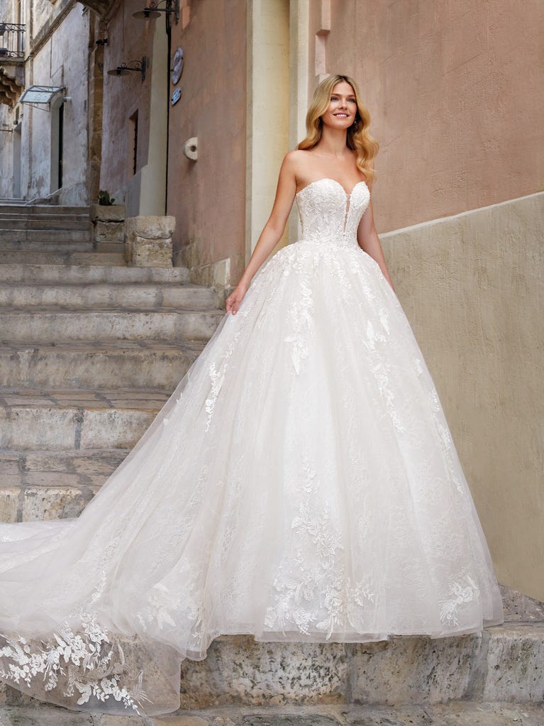 Tulle wedding dress with sleeveless bodice and sweetheart neckline. The embroidered lace creates a fabulous 3D effect, and the removable sleeves will look perfect during the ceremony.