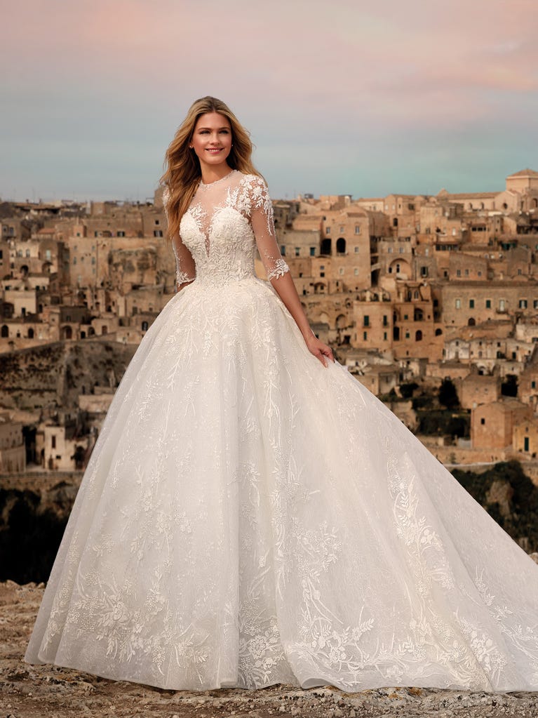 Tulle wedding dress with sleeveless bodice and sweetheart neckline. The embroidered lace creates a fabulous 3D effect, and the removable sleeves will look perfect during the ceremony.