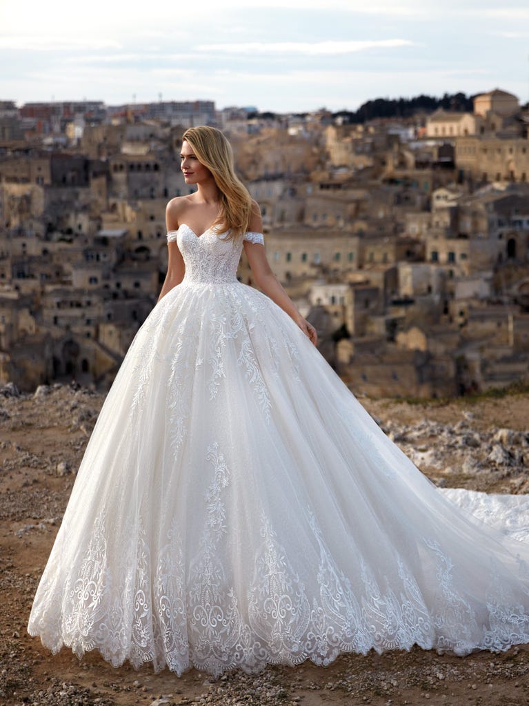 Tulle wedding dress with sleeveless bodice and sweetheart neckline. The embroidered lace creates a fabulous 3D effect, and the removable sleeves will look perfect during the ceremony.