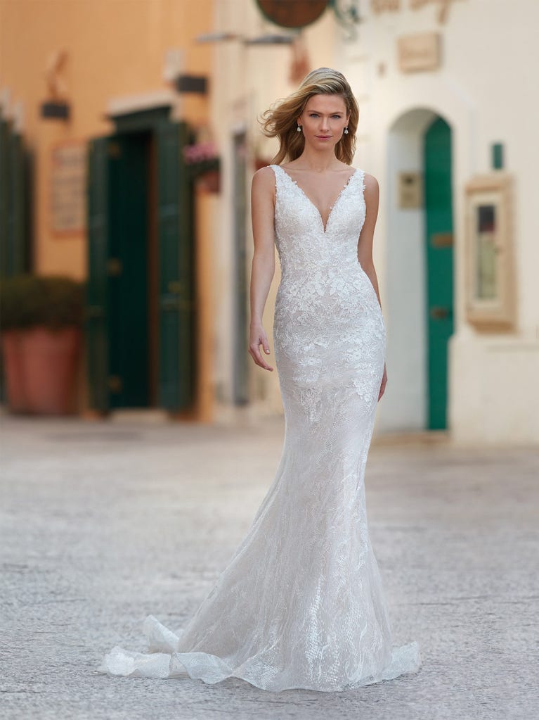 Charming mermaid dress in tulle and chantilly lace. The soft, tulle voile sleeves float like wings!