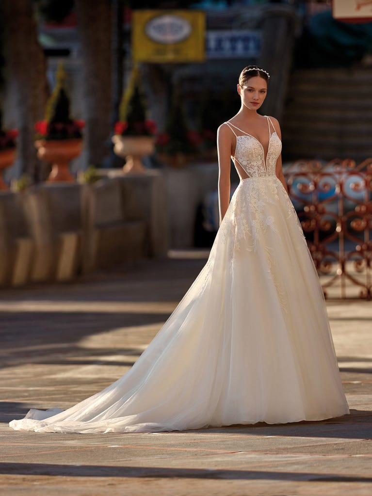 Tulle wedding dress with sleeveless bodice and sweetheart neckline. The embroidered lace creates a fabulous 3D effect, and the removable sleeves will look perfect during the ceremony.