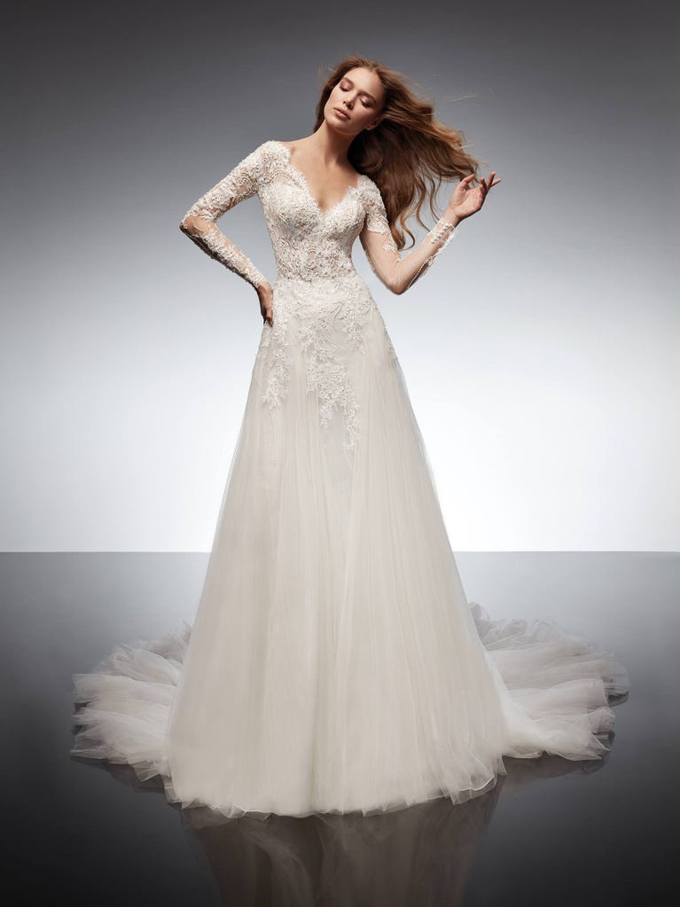 Sofisticado vestido en mikado con la sobrefalda más fabulosa en voile de tul y encaje macro. ¡La magia de la elegancia!
