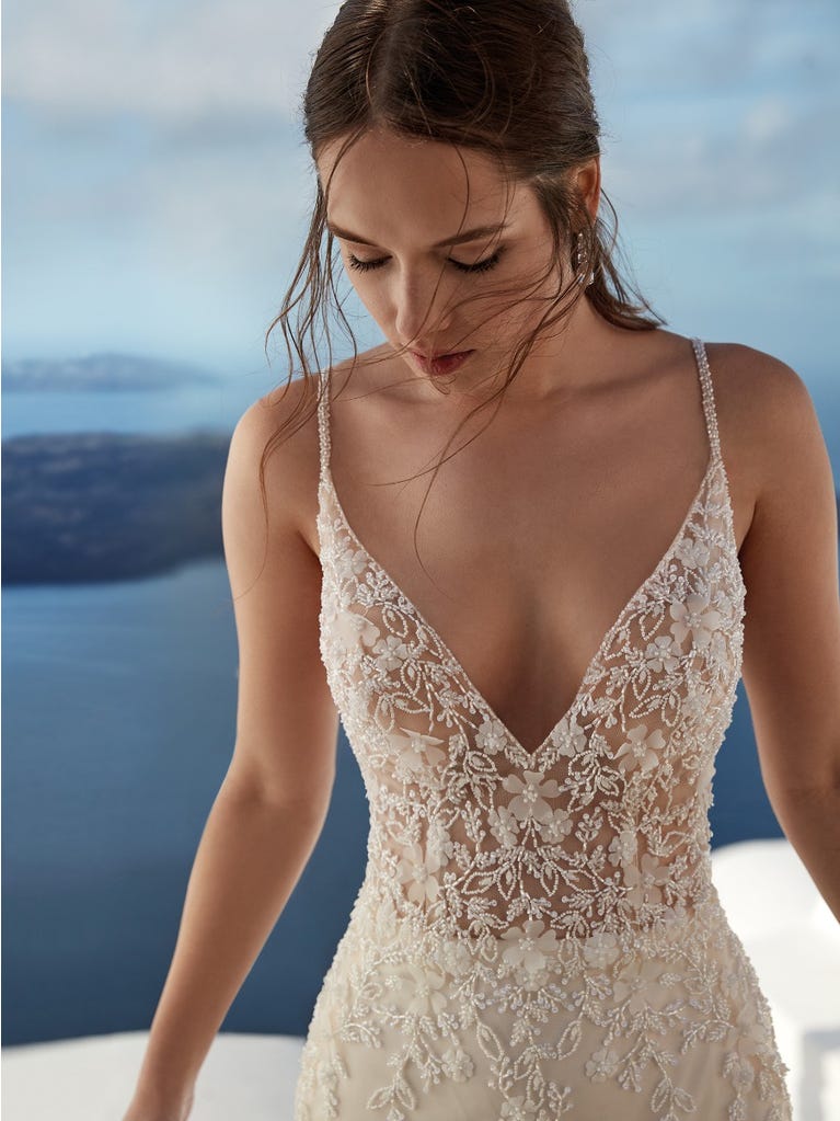 Sofisticado vestido en mikado con la sobrefalda más fabulosa en voile de tul y encaje macro. ¡La magia de la elegancia!