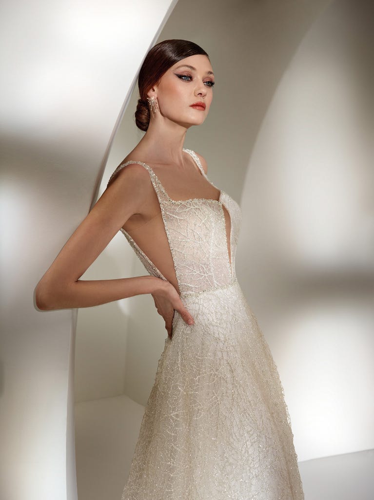 Flared wedding dress with voluminous yet lightweight tulle skirt with lace embroidered with floral motifs. For brides who dream of a romantic, feminine dress to say “I do.”