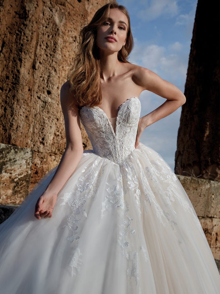 Charming mermaid dress in tulle and chantilly lace. The soft, tulle voile sleeves float like wings!