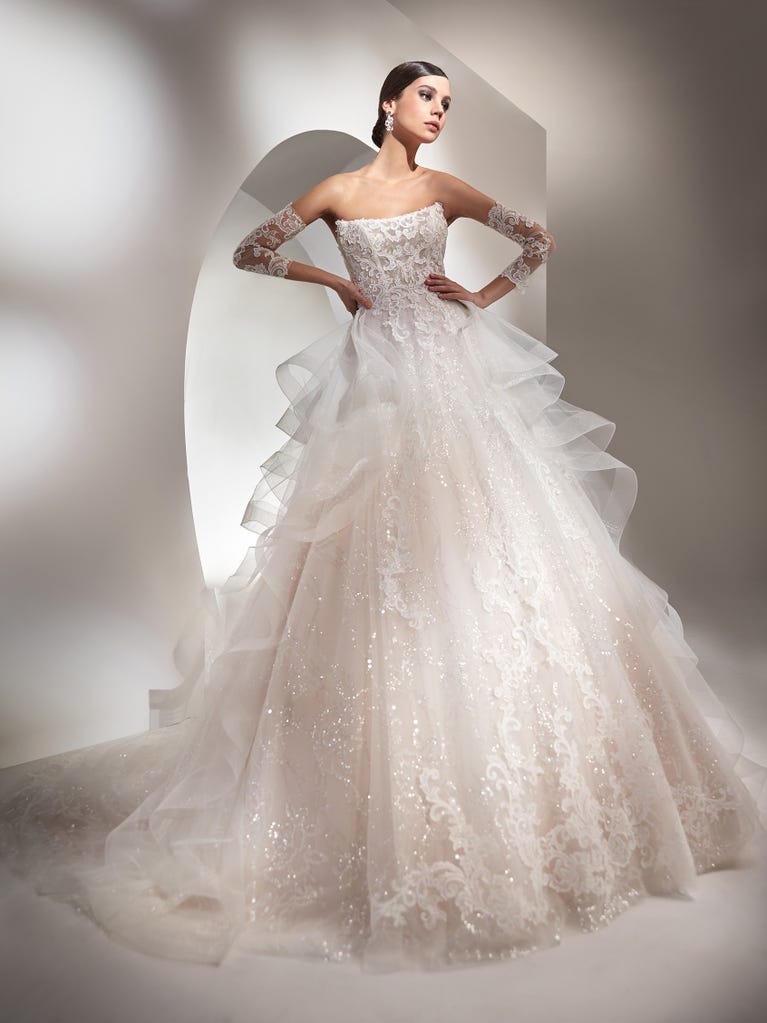 Tulle wedding dress with sleeveless bodice and sweetheart neckline. The embroidered lace creates a fabulous 3D effect, and the removable sleeves will look perfect during the ceremony.