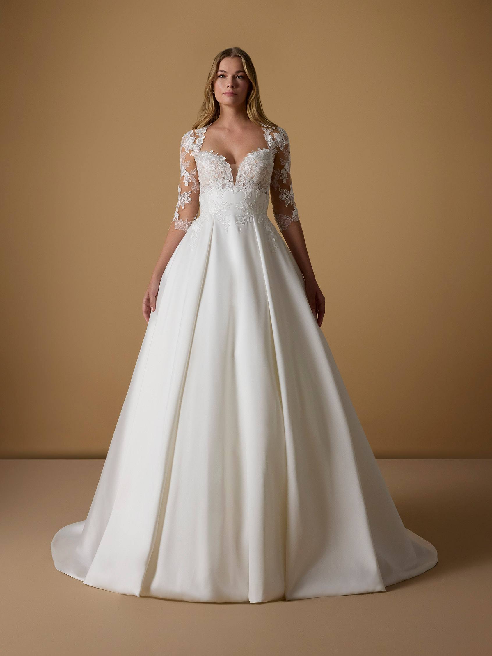 SHANAK | Princess wedding gown with a V-neckline | Nicole Milano