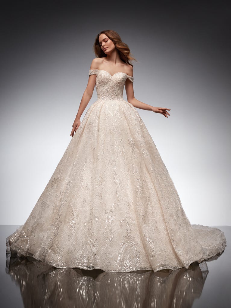 Tulle wedding dress with sleeveless bodice and sweetheart neckline. The embroidered lace creates a fabulous 3D effect, and the removable sleeves will look perfect during the ceremony.