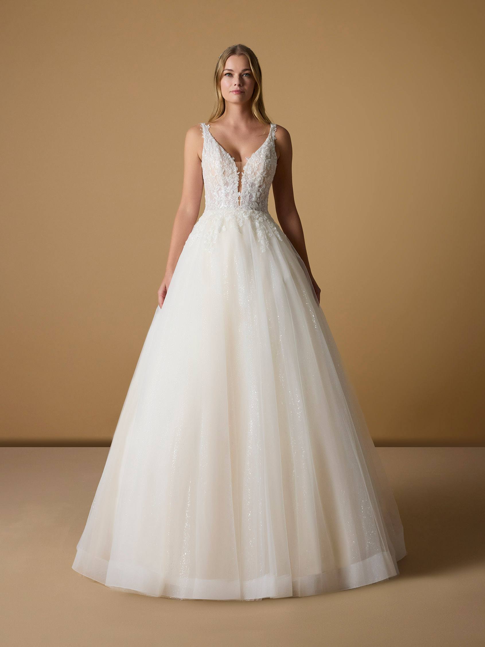SIKAN | Princess wedding gown with a V-neckline | Nicole Milano