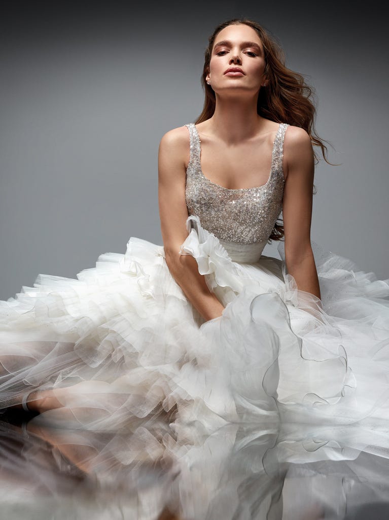 Tulle wedding dress with sleeveless bodice and sweetheart neckline. The embroidered lace creates a fabulous 3D effect, and the removable sleeves will look perfect during the ceremony.