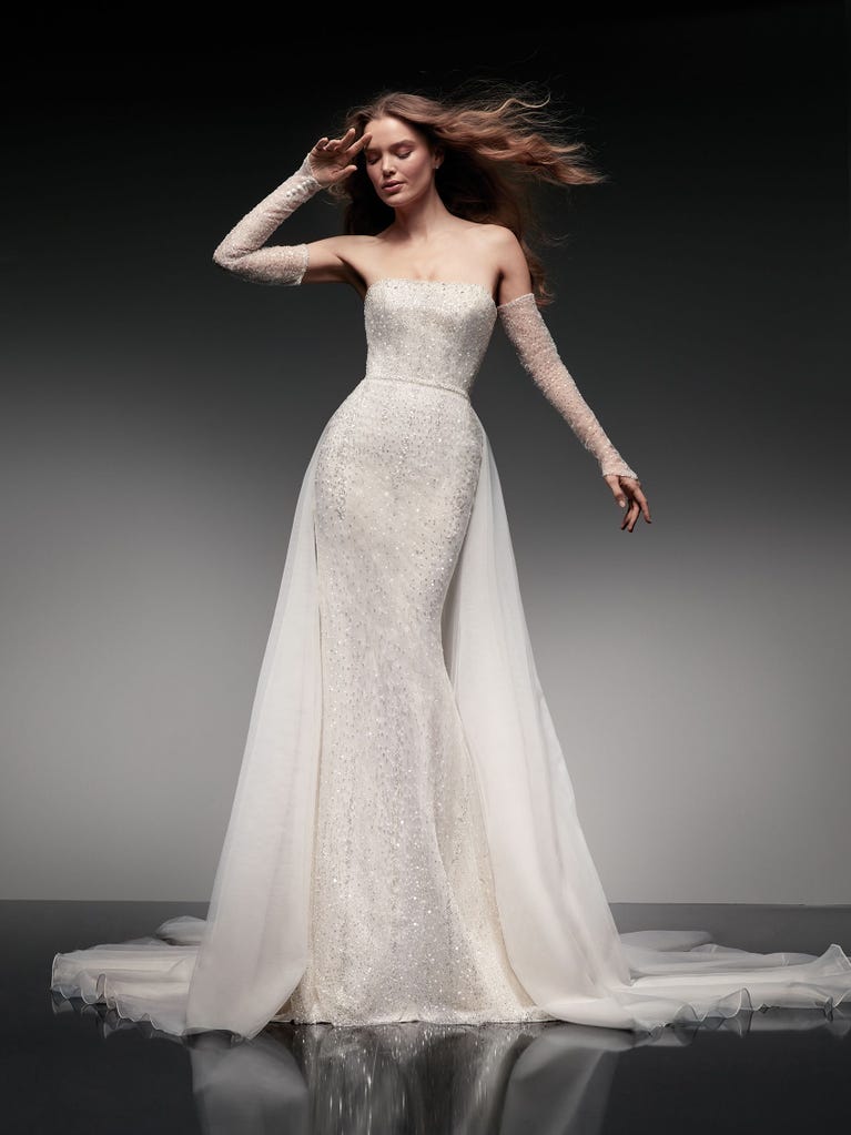 Vestido de novia estilo princesa de tul rojo carmín. Los volantes de tul crean un volumen ligero en la falda y en el corpiño sin mangas, mientras el cinturón alto realza la cintura.