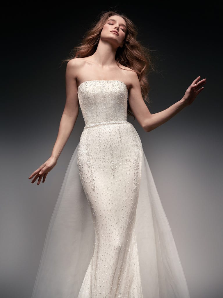 Princess wedding dress in carmine red tulle. The tulle ruffles create a light volume on the skirt and the sleeveless bodice, while the high waistline enhances the waist.