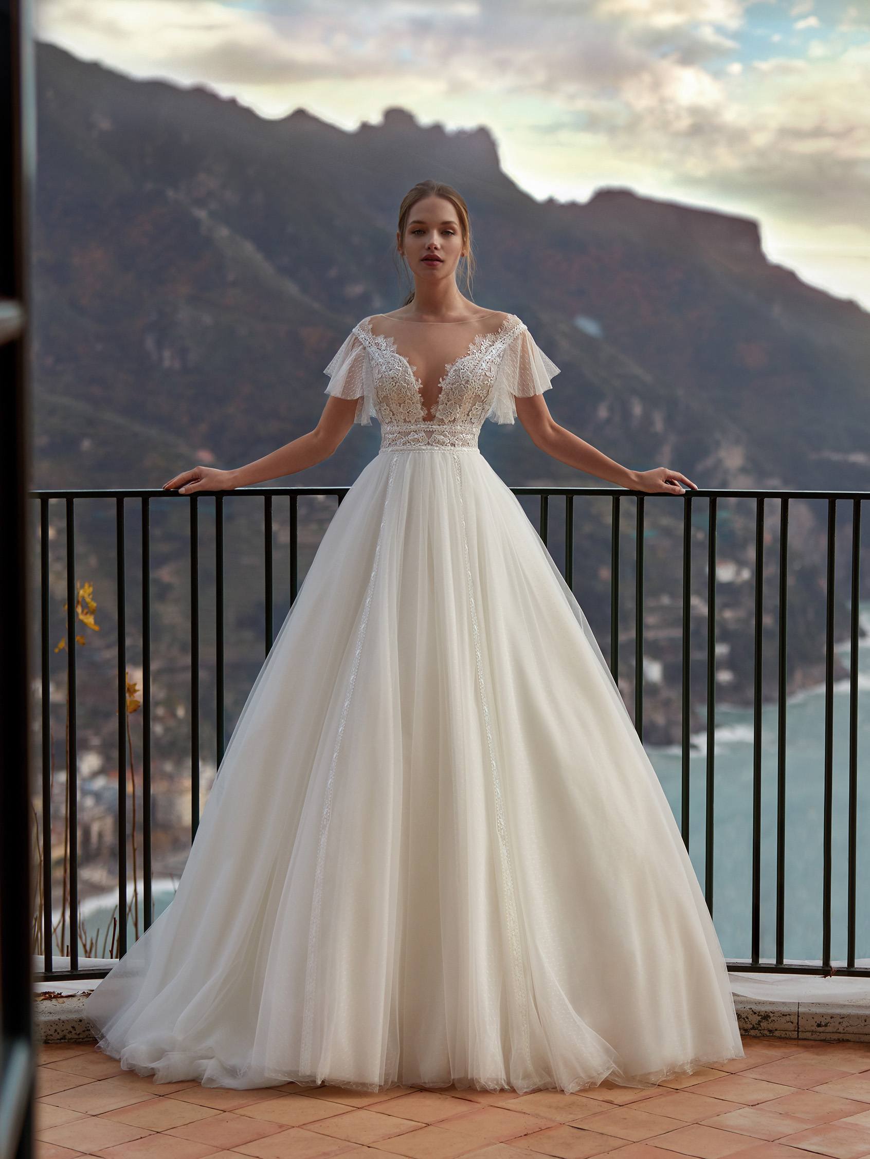B210# Princess cut wedding dress with open back and sweetheart necklin –  BYG Wedding Factory