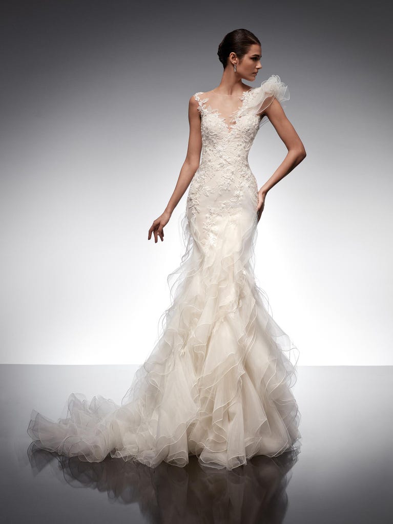 Princess wedding dress in carmine red tulle. The tulle ruffles create a light volume on the skirt and the sleeveless bodice, while the high waistline enhances the waist.
