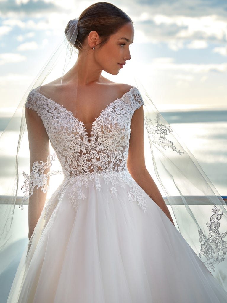 Tulle wedding dress with sleeveless bodice and sweetheart neckline. The embroidered lace creates a fabulous 3D effect, and the removable sleeves will look perfect during the ceremony.