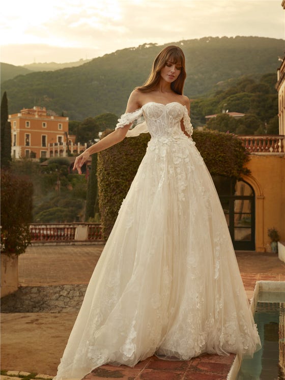 Parte anteriore abito principessa con scollo a cuore e schiena scoperta in tulle SOKYA.