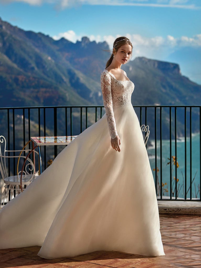 Tulle wedding dress with sleeveless bodice and sweetheart neckline. The embroidered lace creates a fabulous 3D effect, and the removable sleeves will look perfect during the ceremony.