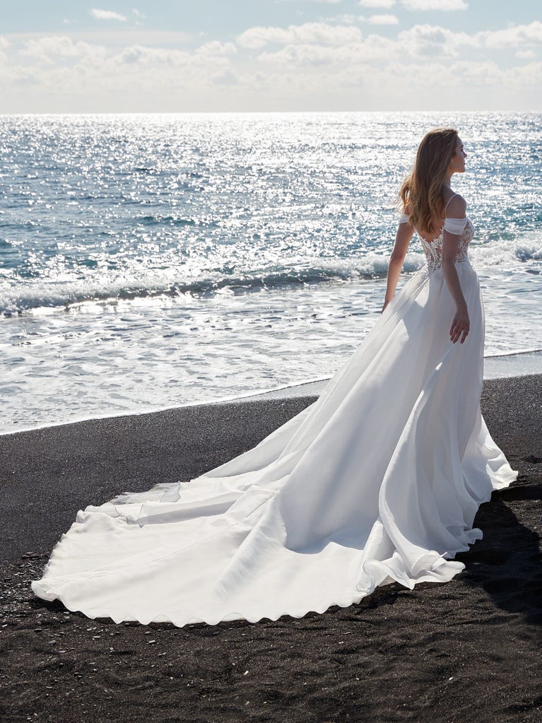 Charming mermaid dress in tulle and chantilly lace. The soft, tulle voile sleeves float like wings!