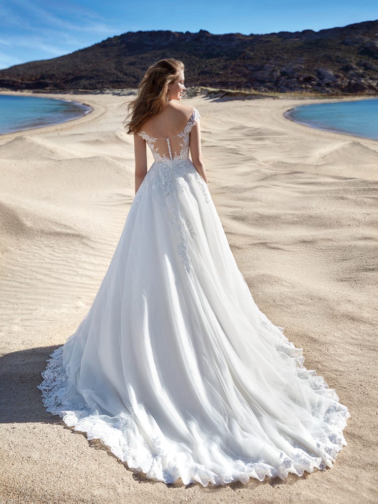 Tulle wedding dress with sleeveless bodice and sweetheart neckline. The embroidered lace creates a fabulous 3D effect, and the removable sleeves will look perfect during the ceremony.