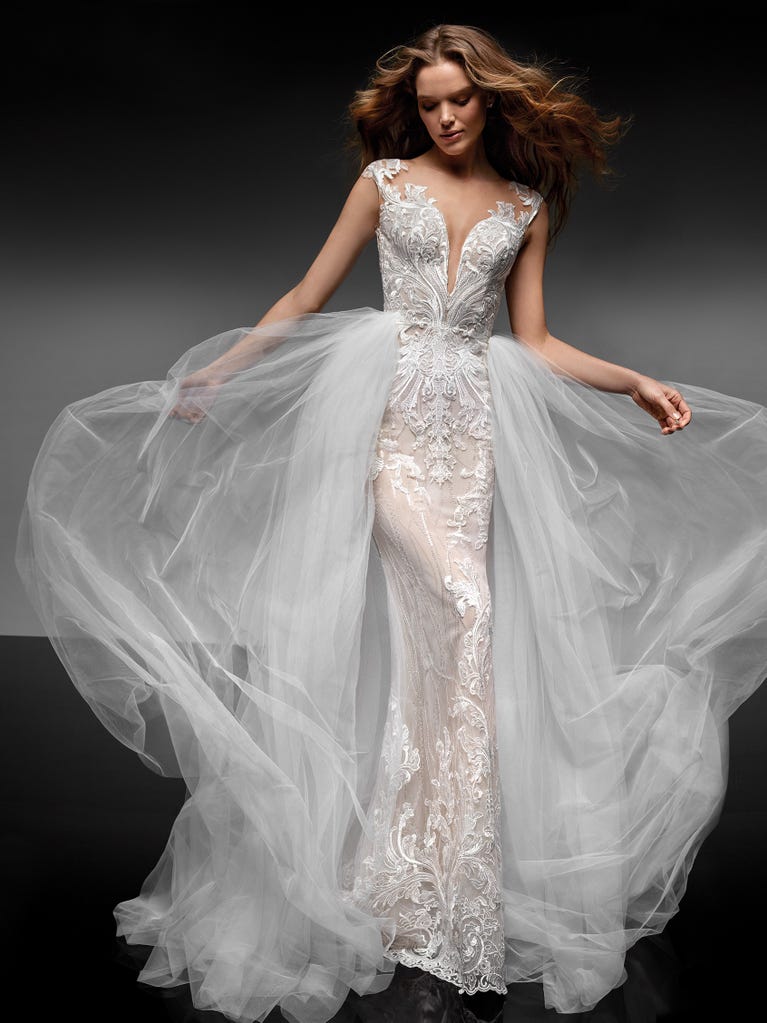 Vestido de novia estilo princesa de tul rojo carmín. Los volantes de tul crean un volumen ligero en la falda y en el corpiño sin mangas, mientras el cinturón alto realza la cintura.