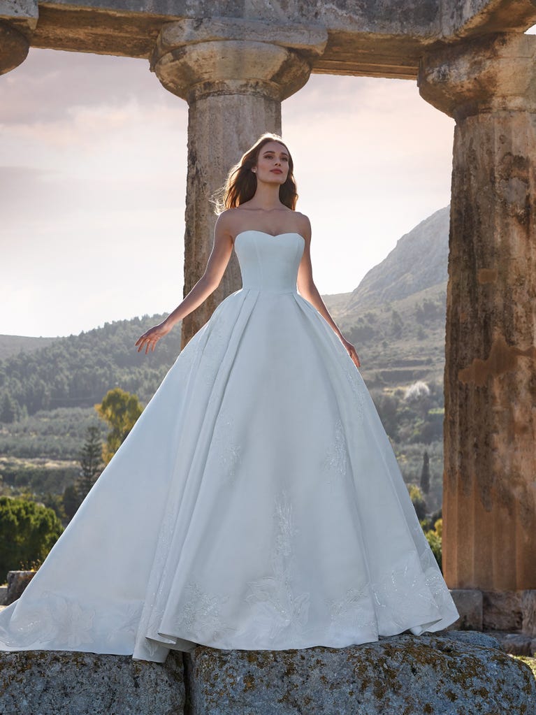 Charming mermaid dress in tulle and chantilly lace. The soft, tulle voile sleeves float like wings!