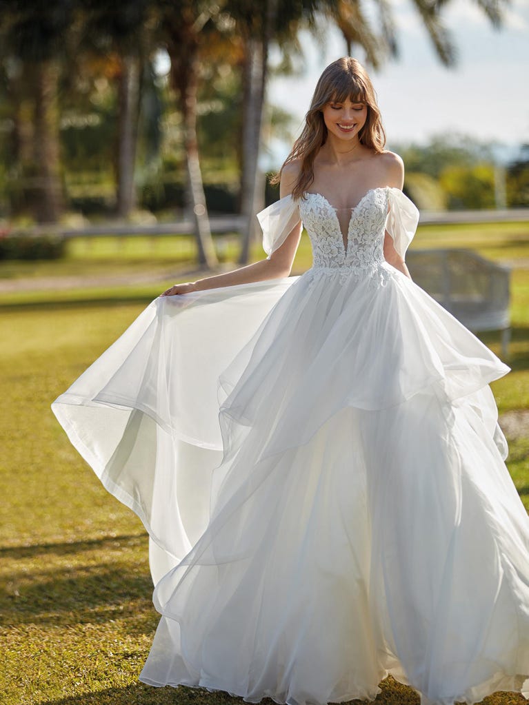 Tulle wedding dress with sleeveless bodice and sweetheart neckline. The embroidered lace creates a fabulous 3D effect, and the removable sleeves will look perfect during the ceremony.