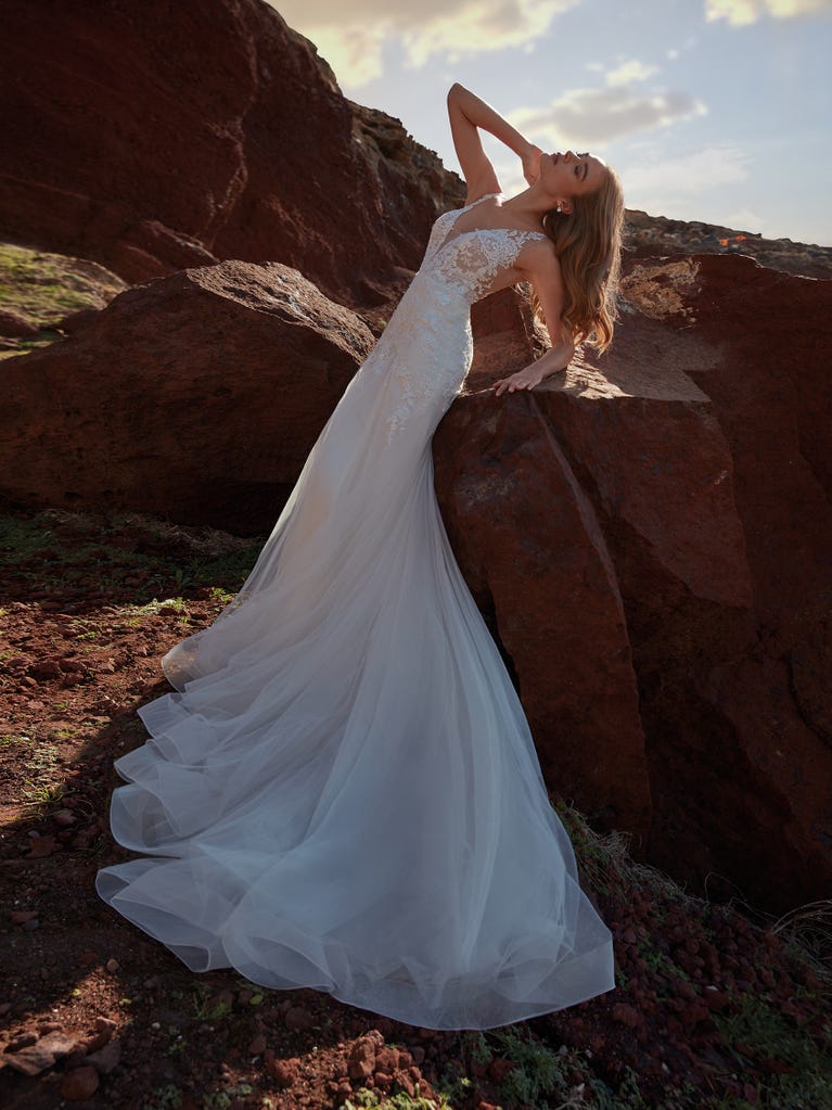 Princess wedding dress in carmine red tulle. The tulle ruffles create a light volume on the skirt and the sleeveless bodice, while the high waistline enhances the waist.