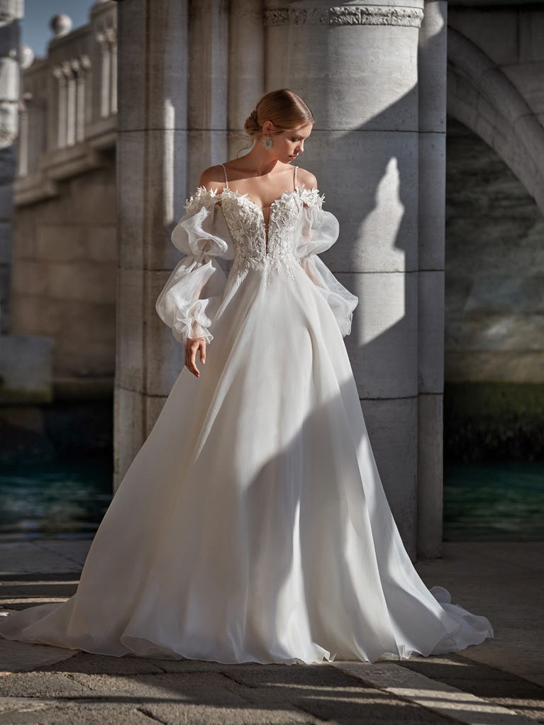 Tulle wedding dress with sleeveless bodice and sweetheart neckline. The embroidered lace creates a fabulous 3D effect, and the removable sleeves will look perfect during the ceremony.