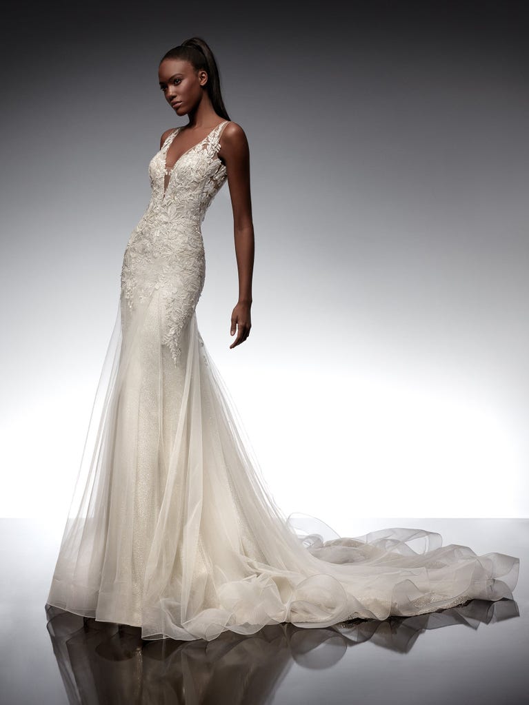 Vestido de novia estilo princesa de tul rojo carmín. Los volantes de tul crean un volumen ligero en la falda y en el corpiño sin mangas, mientras el cinturón alto realza la cintura.
