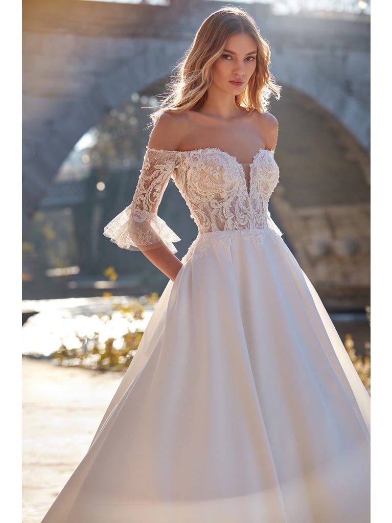 Tulle wedding dress with sleeveless bodice and sweetheart neckline. The embroidered lace creates a fabulous 3D effect, and the removable sleeves will look perfect during the ceremony.