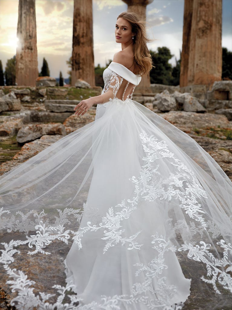 Princess wedding dress in carmine red tulle. The tulle ruffles create a light volume on the skirt and the sleeveless bodice, while the high waistline enhances the waist.