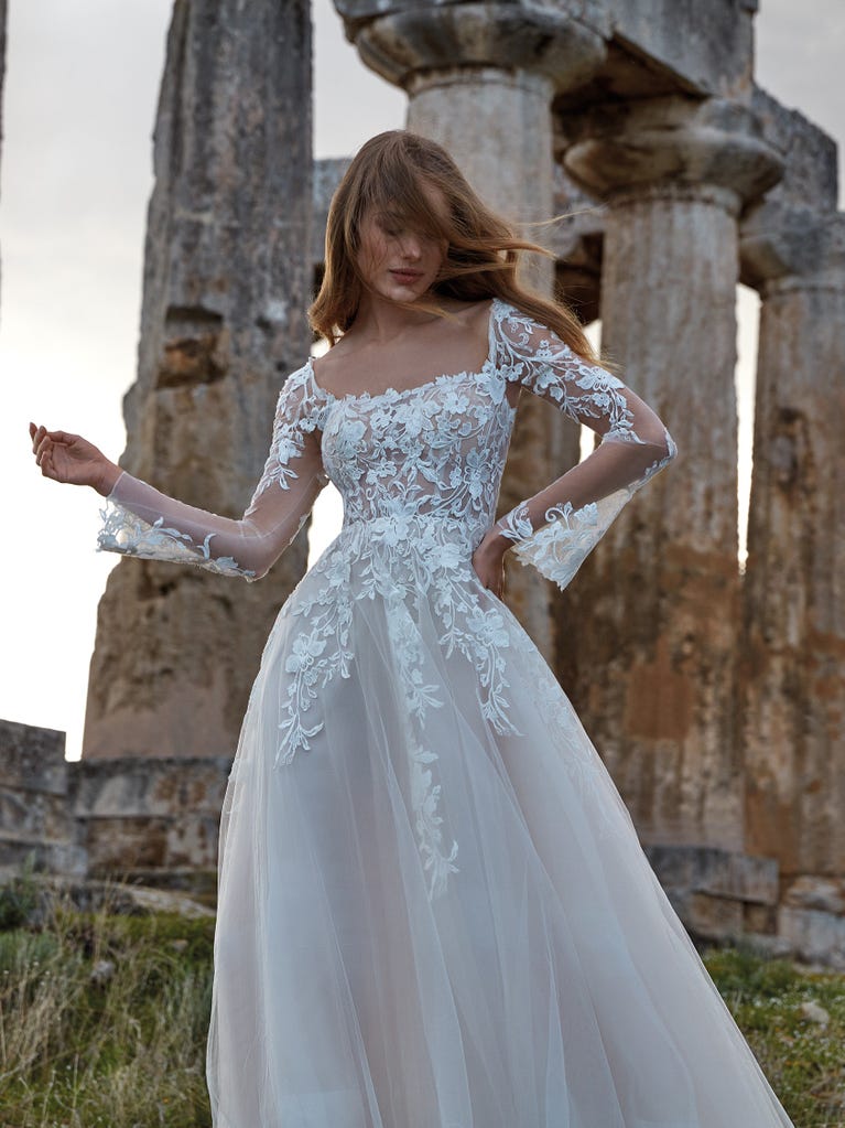 Sofisticado vestido en mikado con la sobrefalda más fabulosa en voile de tul y encaje macro. ¡La magia de la elegancia!