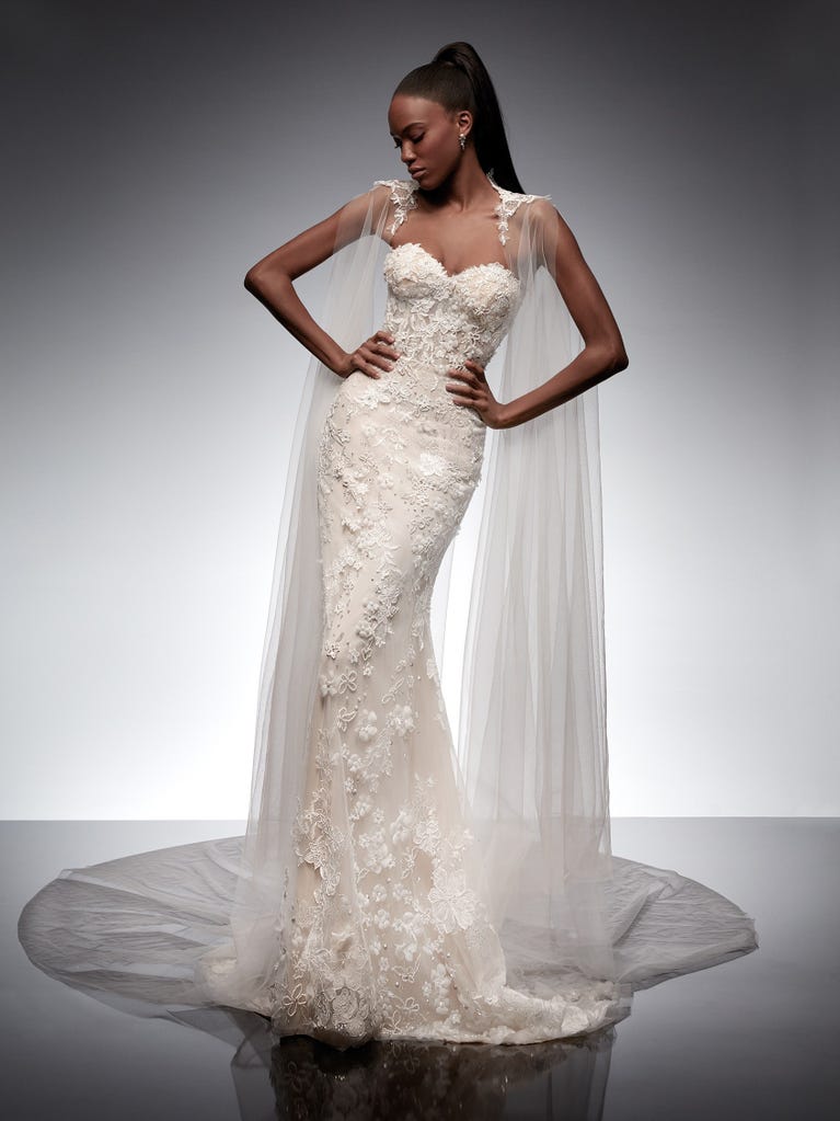 Encantador vestido de novia estilo sirena de eco crepé blanco, con una silueta que se suaviza debajo de los costados para realzar la figura. El corpiño de manga corta enteramente bordado de cuentas y aplicaciones preciosas, iluminará tu rostro en el día más importante de tu vida.