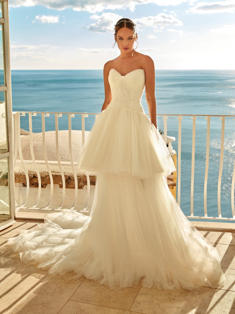 Tulle wedding dress with sleeveless bodice and sweetheart neckline. The embroidered lace creates a fabulous 3D effect, and the removable sleeves will look perfect during the ceremony.