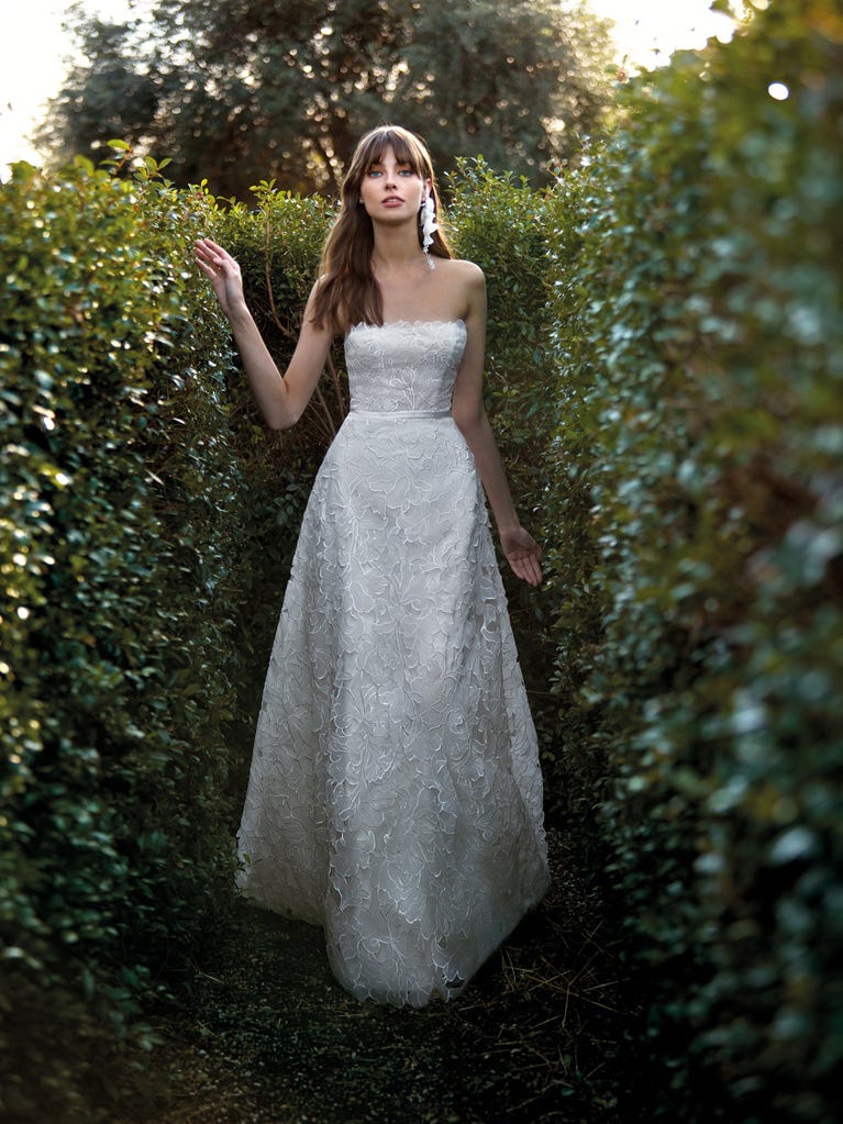 Flared wedding dress with voluminous yet lightweight tulle skirt with lace embroidered with floral motifs. For brides who dream of a romantic, feminine dress to say “I do.”